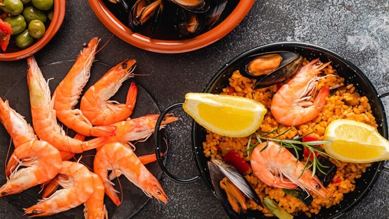 paella traditional spanish food served on tapa pla M3DHKGD