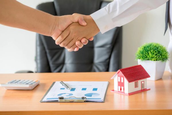 What is an Exclusive Contract With a Real Estate Agent?